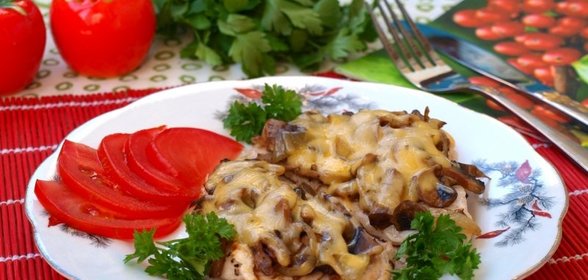 Отбивные из индейки с грибами и сыром