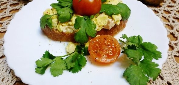 Бутерброд с маринованной брынзой и желтком