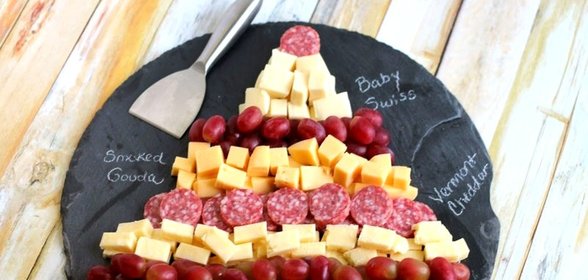 Eлочка из сыра и колбасы