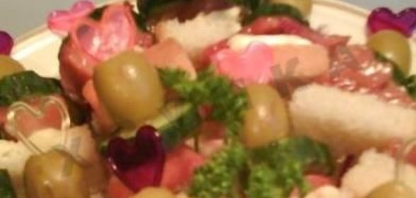 Канапе с оливками на шпажках