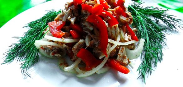 Острый салат с курицей и болгарским перцем