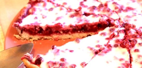 Открытый пирог с брусникой