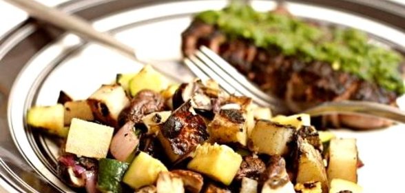 Салат из жареных овощей с грибами