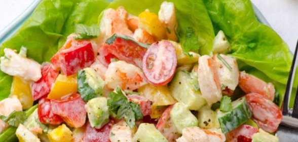 Салат с креветками и салатом