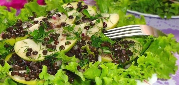 Салат из чечевицы с зелёным яблоком