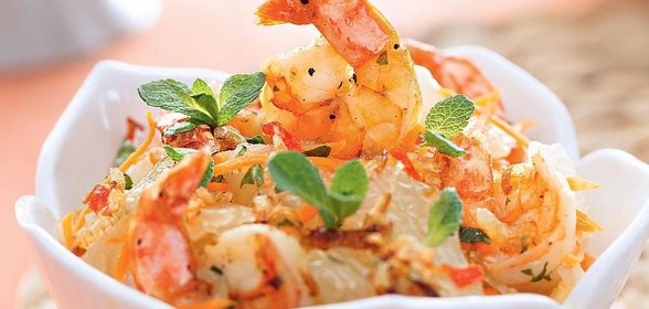 Салат из помело с морковью и креветками