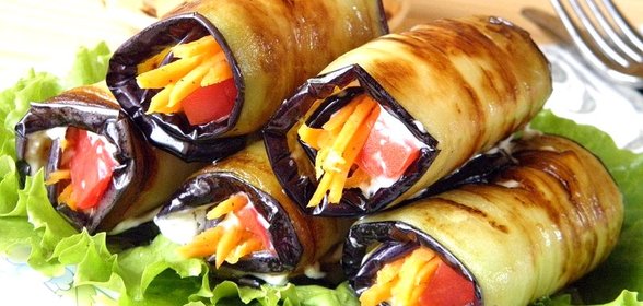 Рулетики из баклажанов с корейской морковкой