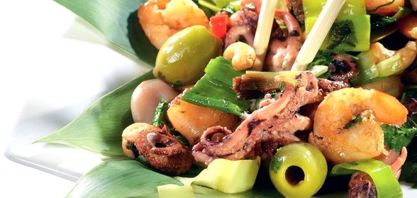 Теплый салат с пореем и морепродуктами