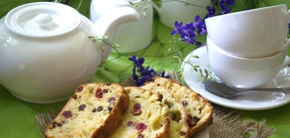 Кекс на кефире с вяленой вишней и изюмом