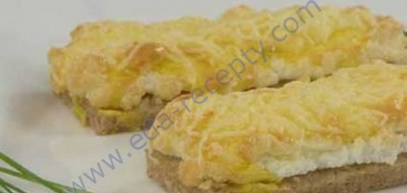 Горячие бутерброды с яйцом чесноком и сыром в духовке