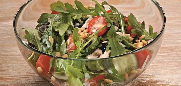 Салат из курицы с кефирной заправкой