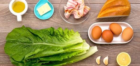Теплый салат с яйцом и беконом