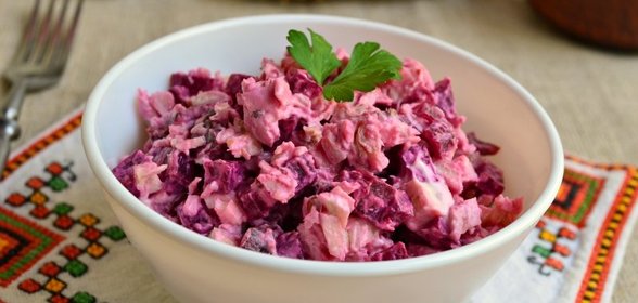 Салат со свеклой, курицей и орехами