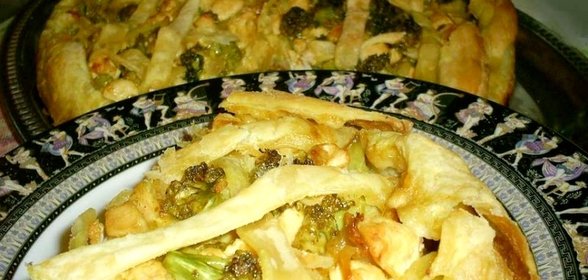 Слоеный пирог с курицей и брокколи