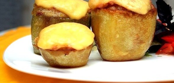Фаршированный ветчиной и сыром картофель