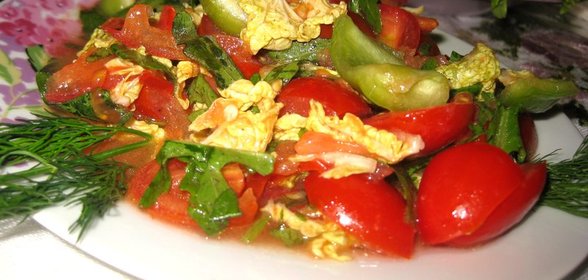 Легкий овощной салат с рукколой и пекинской капустой