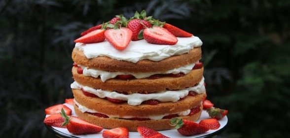 Торт с творогом и клубникой