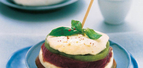 Сэндвичи с моцареллой, маринованным тунцом и зелеными помидорами