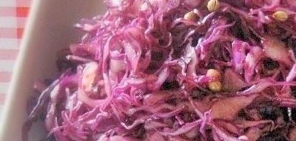 Салат из капусты с горошком яблоками и изюмом