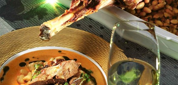 Баранина с розмарином, чесноком, печеной фасолью и перечным соусом