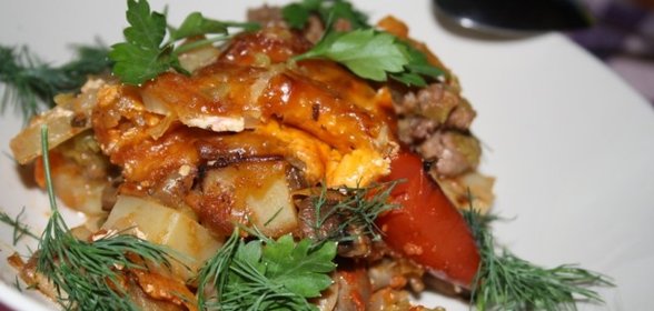 Горшочки с мясным фаршем, горохом и овощами