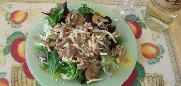 Теплый салат с грибами и сметанным соусом