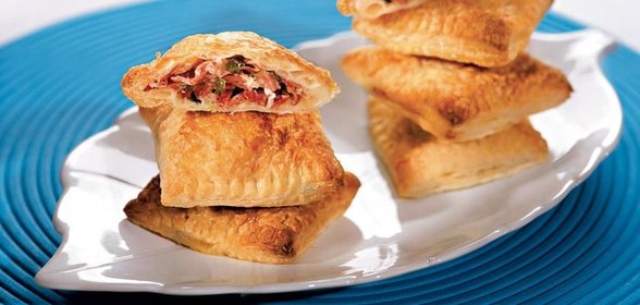 Пирожки с луком, сыром и ветчиной