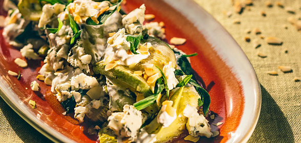 Салат из кабачков с сыром и миндалем