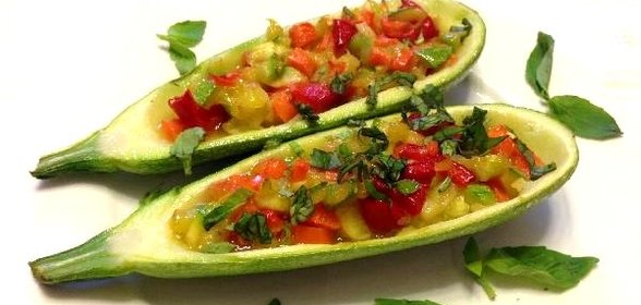 Фаршированный овощами кабачок
