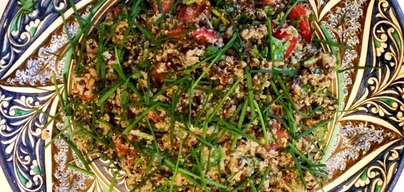 Салат из киноа с зеленью и миксом из семечек