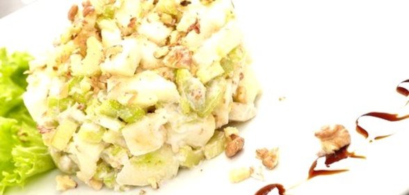 Грушевый салат с сельдереем и орехами