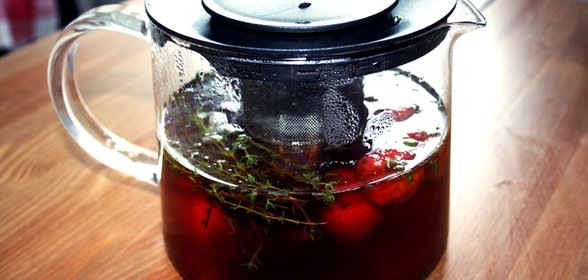 Чай с тимьяном и клубникой