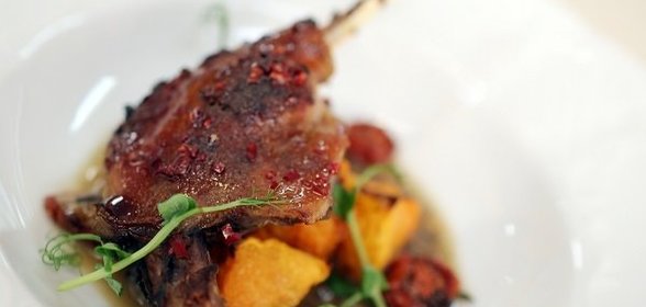 Медовая утиная ножка с тыквой с луковым соусом