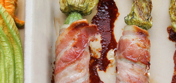 Молодые кабачки в беконе