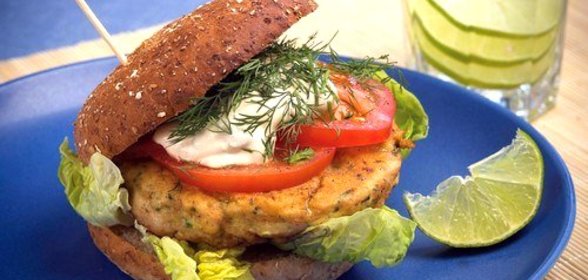 Быстрые бургеры с тунцом, латуком и помидором