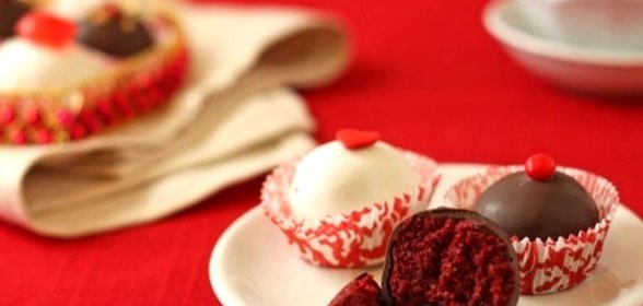 Пирожные с брусникой и сметаной