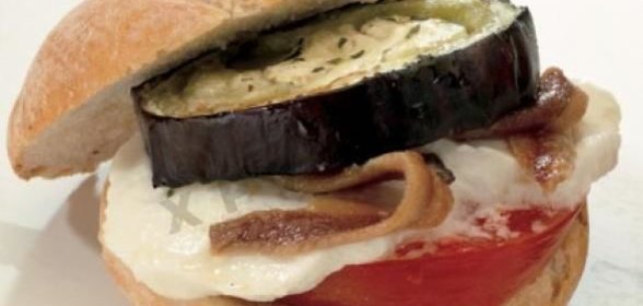 Бутерброды с жареными баклажанами, сыром Моцарелла и анчоусами