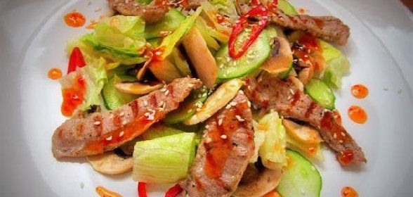 Салат с грилованной индейкой под соусом чили