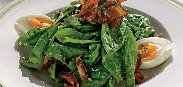 Cалат из шпината с чесночными тостами, беконом и сельдерейными семенами