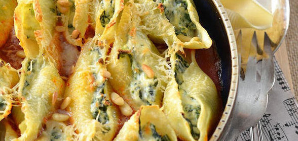 Конкильони со шпинатом в томатном соусе