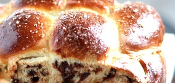 Сладкая хала с кусочками шоколада и солью