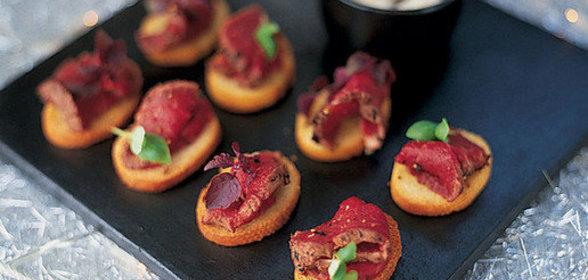 Канапе из говядины с хреном