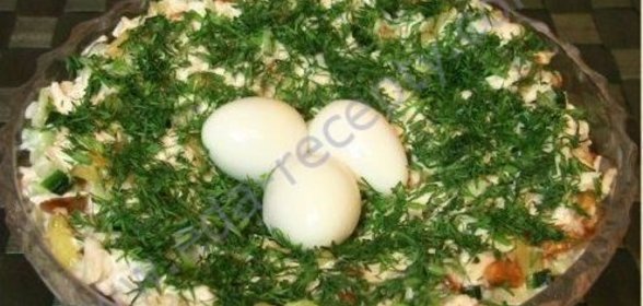 Салат гнездо глухаря с перепелиными яйцами и курицей