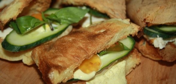 Хрустящие сендвичи с запеченной куриной грудкой и пряным соусом с карри и кориандром