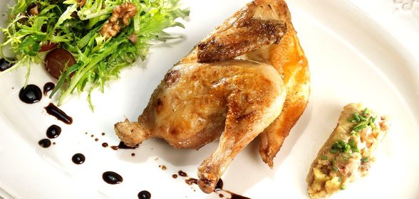Цыплята с винегретом из утиной печени и салатом