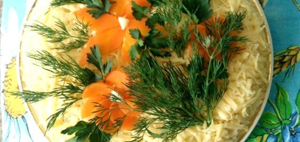 Слоеный куриный салат с грибами