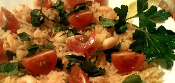 Жаренный рис с креветками и петрушкой