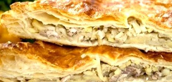 Сочный пирог с курицей из слоеного теста