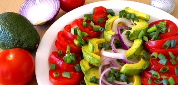 Салат из помидоров, авокадо и красного лука