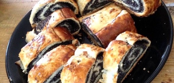 Слоеный рулет с маковой начинкой